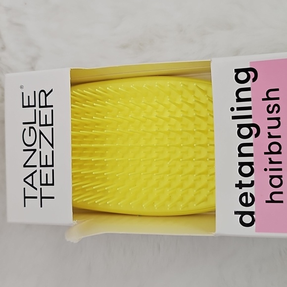 Tangle Teezer Ultimate Detangler Hairbrush in Hyper Yellow - Picture 3 of 9